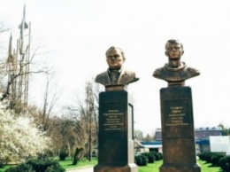 В Симферополе возложили цветы к бюстами Гагарина и Королева (ФОТО)