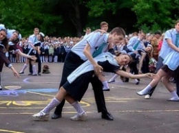 Всех бердянских выпускников "сгонят" на площадь танцевать вальс