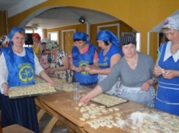 Около 200 кг вареников для бойцов АТО налепили волонтеры из Хмельницкой области