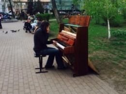 На Контрактовой площади установили уличное пианино (ФОТО)