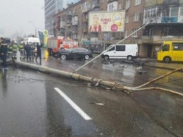 Крупное ДТП в Киеве: повалена троллейбусная опора, разбиты авто, пострадали люди (фото, видео)