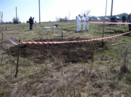 В Донецкой области нашли массовое захоронение людей в камуфляжной форме (фото)