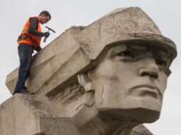 В Запорожье демонтируют 8-тонный памятник комсомольцам (ФОТО)