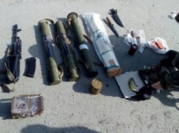 На Днепропетровщине в машине волонтеров обнаружили оружие и боеприпасы