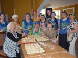 В Хмельницкой области волонтерки налепили 170 кг вареников для "героев АТО"