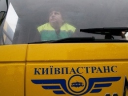 В Киеве на троллейбусной остановке подрались пассажиры и контролеры