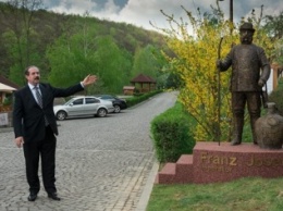 Известный миллиардер открыл в Закарпатье памятник "бессмертному" императору (ФОТО)