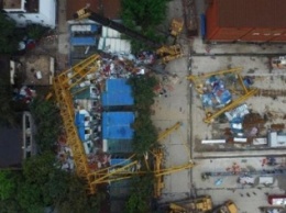 На общежитие китайских рабочих рухнул 80 тонный кран: десятки людей были раздавлены