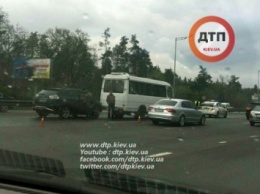 ДТП в Киеве: Lexus врезался в маршрутку