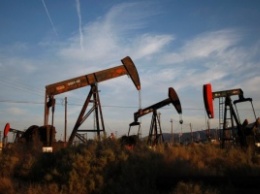 Нефть слабеет на фоне сгущающихся туч перед встречей производителей