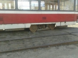 На Салтовке у "дрифтующего" трамвая отвалилось колесо (ФОТО)