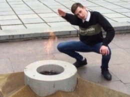 В Кемерове подросток изобразил "нацистское приветствие" у Вечного огня