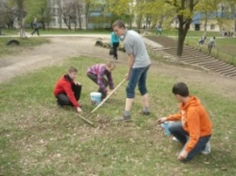 Школьники Бахмута вышли убирать Землю