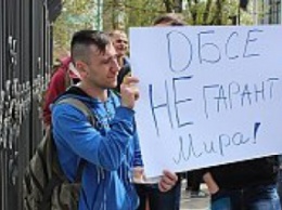 В оккупированном Луганске студенты пикетируют офис ОБСЕ