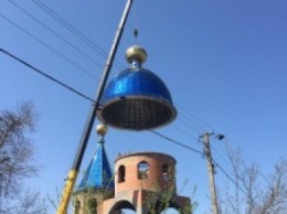На храм в Котлярово подняли купол