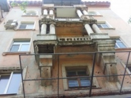 Днепропетровцам на заметку: куда жаловаться, если на вас упал кусок балкона (ФОТО)