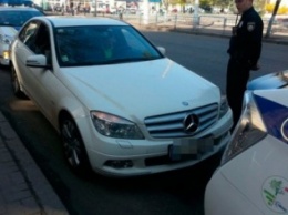 В Житомире полицейские задержали "Мерседес", причастный к ряду мошенничеств