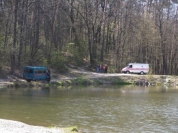 Тело мужчины достали из озера в Донецкой области