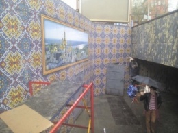 В Киеве преобразили станцию метро - стены подземки покрыли разноцветной плиткой, похожей на вышивку