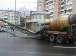 В Харькове бетономешалка снесла столб (ФОТО)