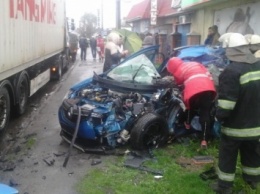 Иномарка въехала в фуру в Киевской области, один водитель погиб