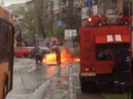 В Киеве на Дарницкой площади сгорел автомобиль (ВИДЕО)