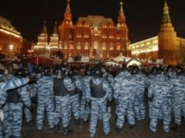 Дебош в Москве: разъяренная толпа не боится водометов полиции (ВИДЕО)