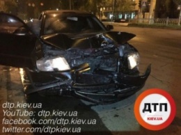 Ночью в центре столицы пьяный водитель врезался в бус