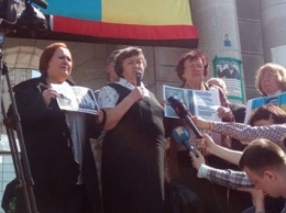 Мама Н.Савченко на Майдане Незалежности поблагодарила людей за поддержку