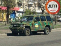 В Киеве столкнулись скутер и джип одного из добровольческих батальонов, есть пострадавший