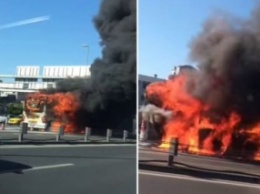 В центре Стамбула в мощном пожаре сгорел автобус, СМИ сообщают о бомбе
