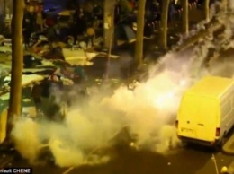 Появилось видео массовой драки беженцев в центре Парижа