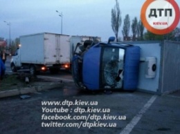 В Киеве столкнулись два грузовика, водители обеих машин были пьяны