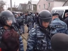 Российские силовики ведут обыски в захваченном Крыму и незаконно арестовали двух активистов - адвокат