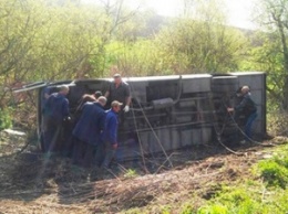 В Хмельницкой области у автобуса на ходу отлетело переднее колесо, машина перевернулась - пострадало 17 человек