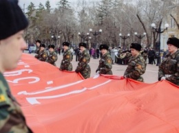 Над Ростовом подняли подаренное 200-метровое Знамя Победы