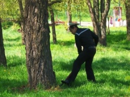 Почти 200 курсантов провели субботник в Дюковском парке
