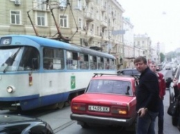 В центре Харькова образовалась пробка, из-за припарковавшихся на трамвайных путях Жигули (ФОТО)