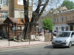 В центре Одессы ресторан внаглую перекрыл дорогу (ФОТО)