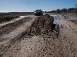 Водители объезжают полем участки трассы, на которой погиб Скрябин