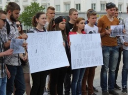 В оккупированном Луганске молодежь провела акцию «Ленин не виноват» (ФОТО)