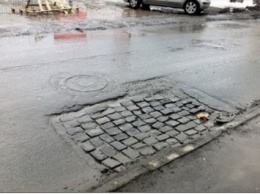 На Днепропропетровщине латают ямы на дорогах брусчаткой (фото)