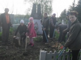 В селе Новоукраинка проведены работы по благоустройству памятника погибшим воинам
