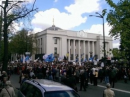 Под Радой пикетируют ученые: требуют финансирования науки