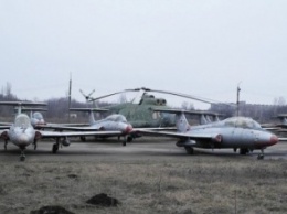 Зона отчуждения: мертвый военный городок и кладбище самолетов под Днепропетровском (ФОТО)
