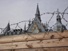 Киваловские студенты "берегоукрепляют" замок Гарри Поттера: дворец обнесли колючей проволокой