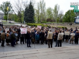 В Николаеве работники судостроительного завода им.61 коммунара вышли пикетировать ОГА, требуя уволить гендиректора Петрова