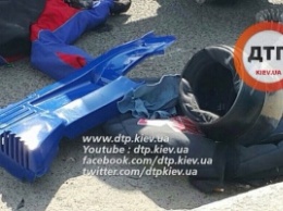 В Киеве курьер на скутере выехал под колеса автомобиля, мопед разорвало на части