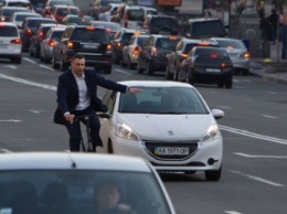 Кличко показал пример украинским политикам и теперь ездит по Киеву на велосипеде: журналисты выяснили стоимость транспортного средства