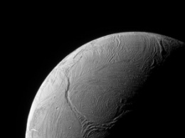«Кассини» сфотографировал «щупальца осьминога» на поверхности Энцелада